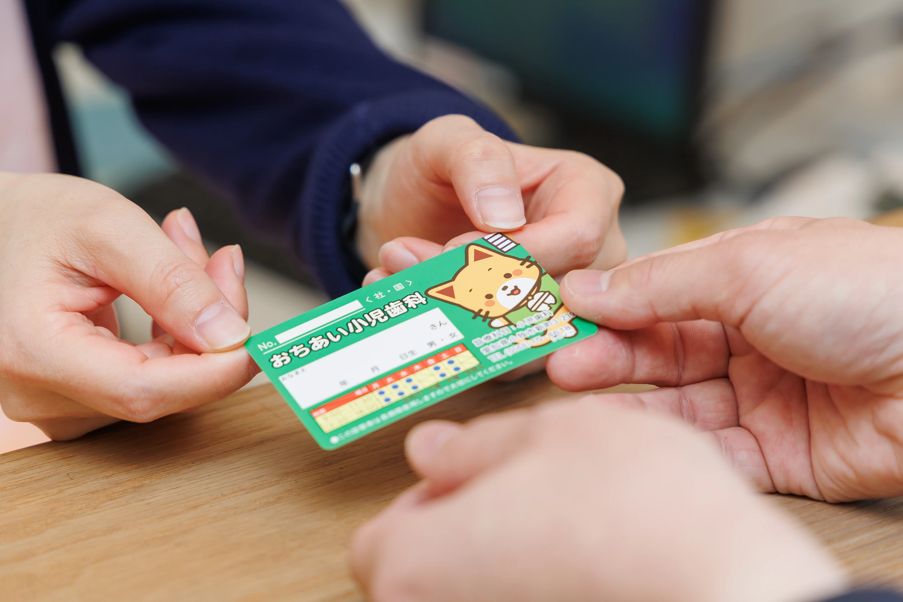 診察券を受け渡しする様子