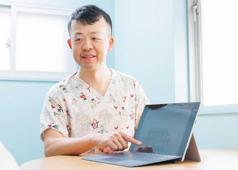 診療する歯科医師
