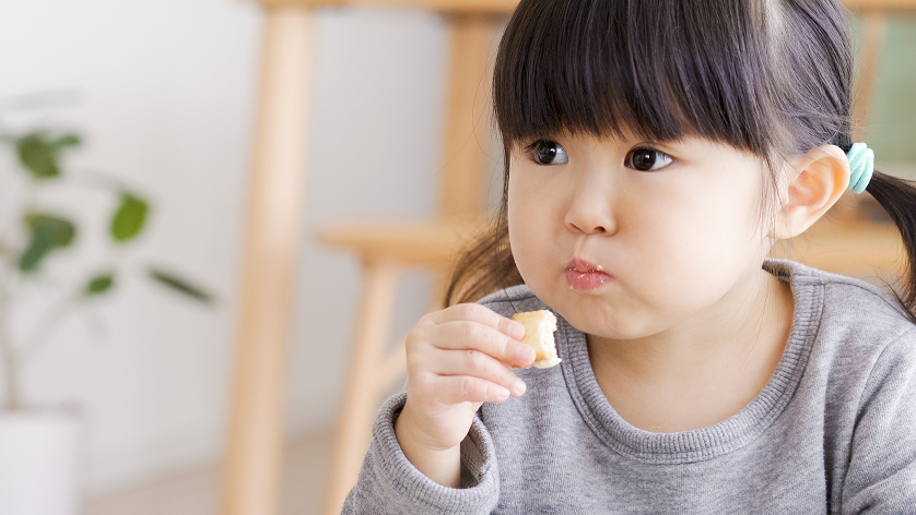 おやつを食べるお子さま
