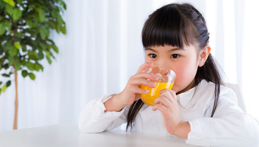 飲み物を飲むお子さま